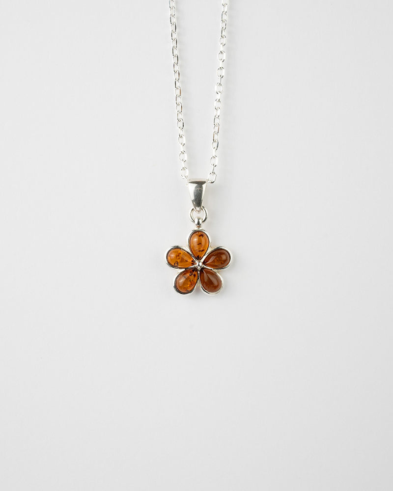 Subtle Flower Pendant Necklace - Selectique