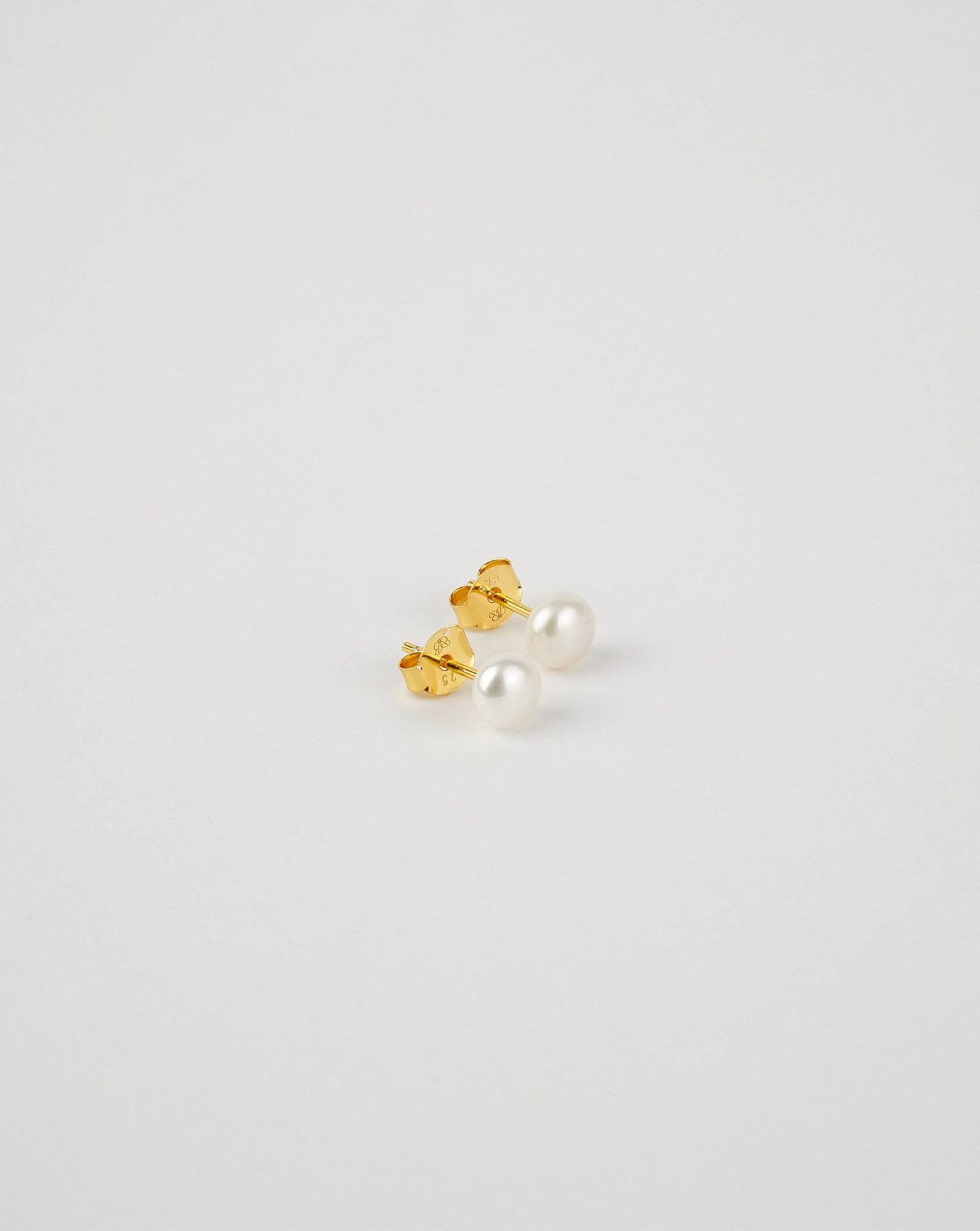 Button Freshwater Pearl Stud Earrings - Selectique