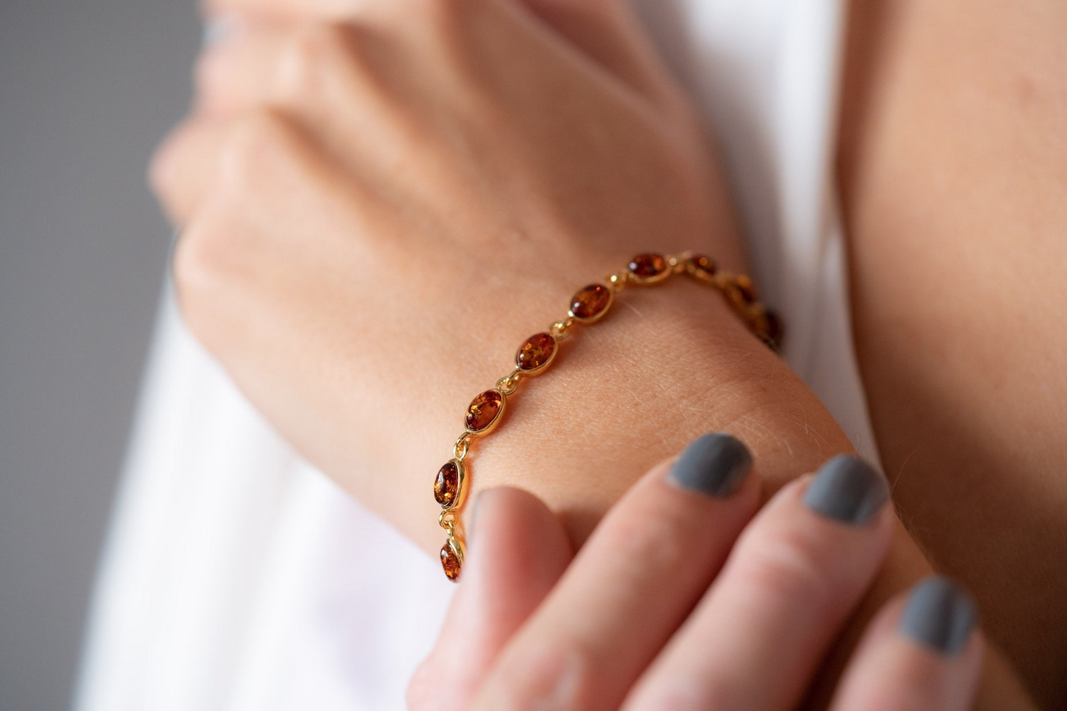 Pulsera ovalada delicada bañada en oro