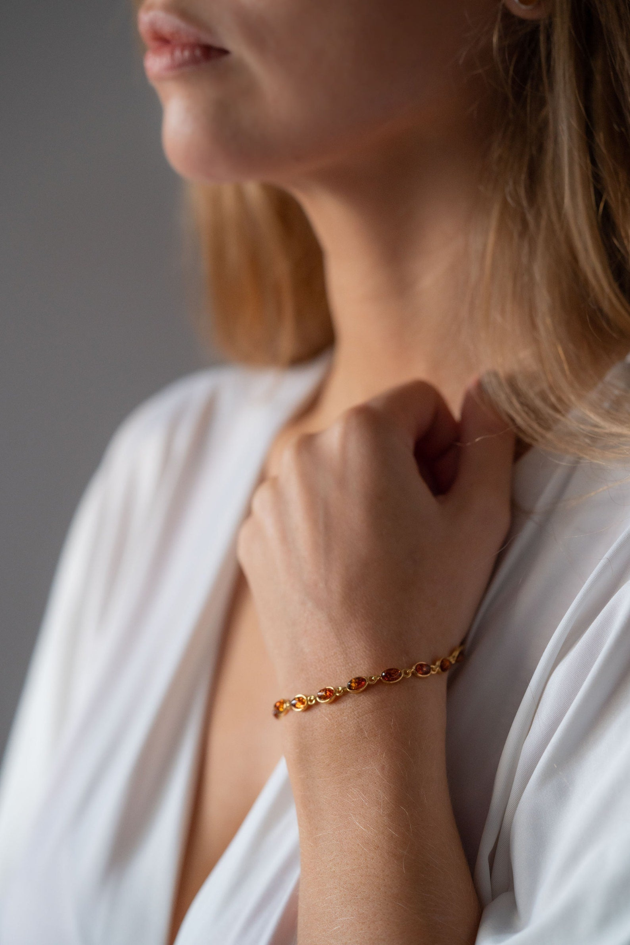 Pulsera ovalada delicada bañada en oro