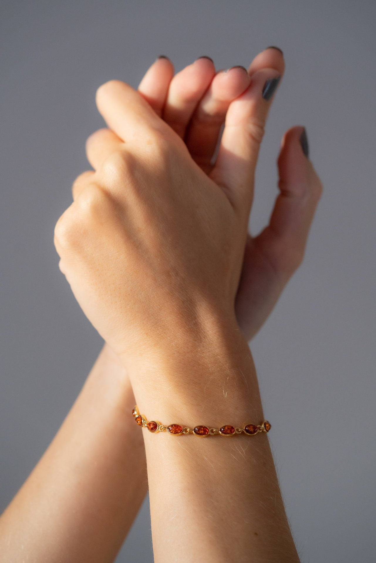 Pulsera ovalada delicada bañada en oro
