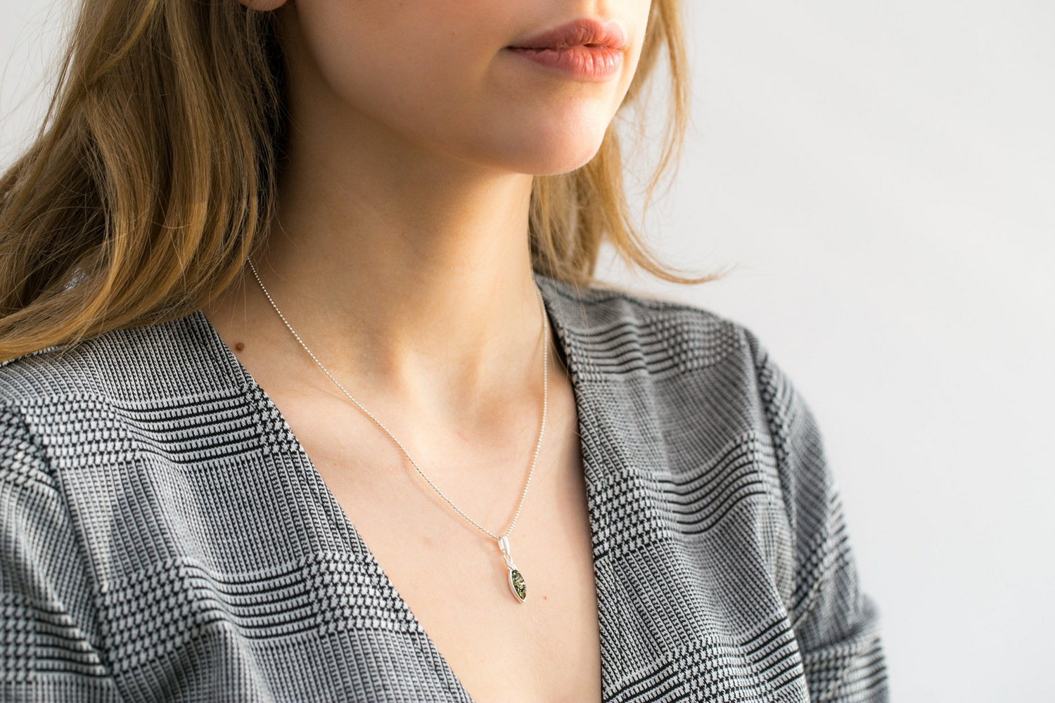 Minimal Leaf Green Amber Pendant