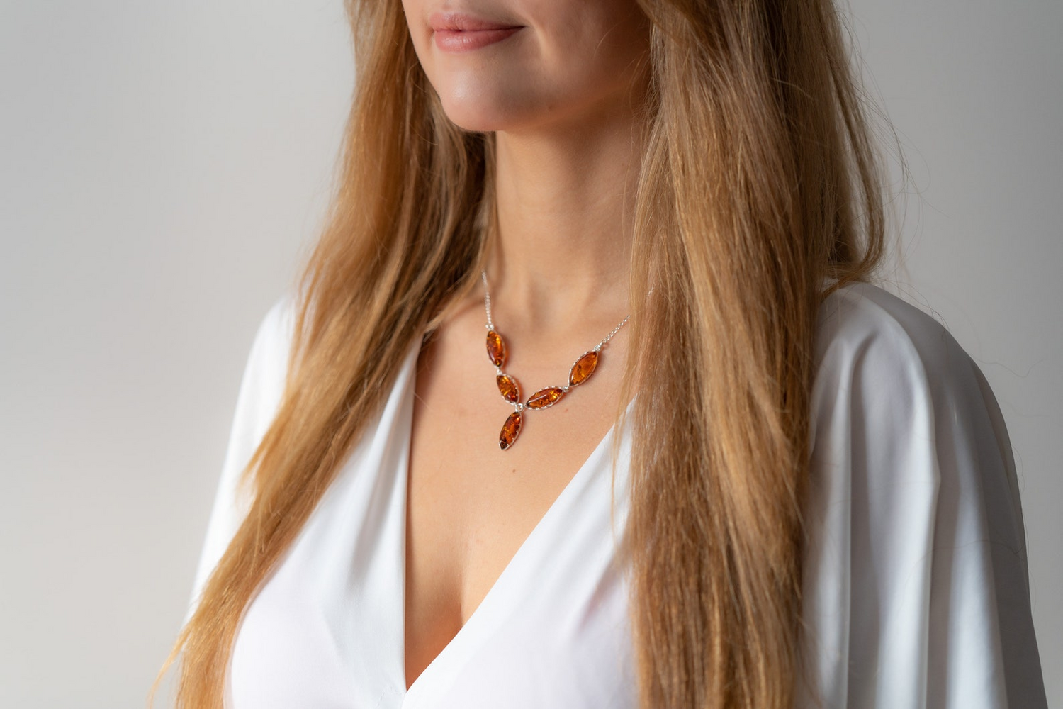 Collar moderno en forma de Y con ámbar báltico