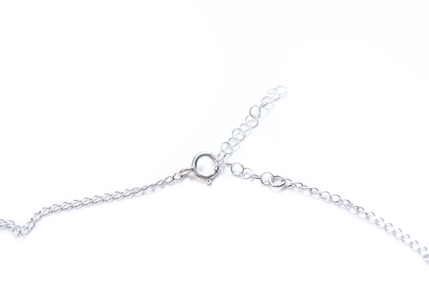 Collar moderno en forma de Y con ámbar báltico