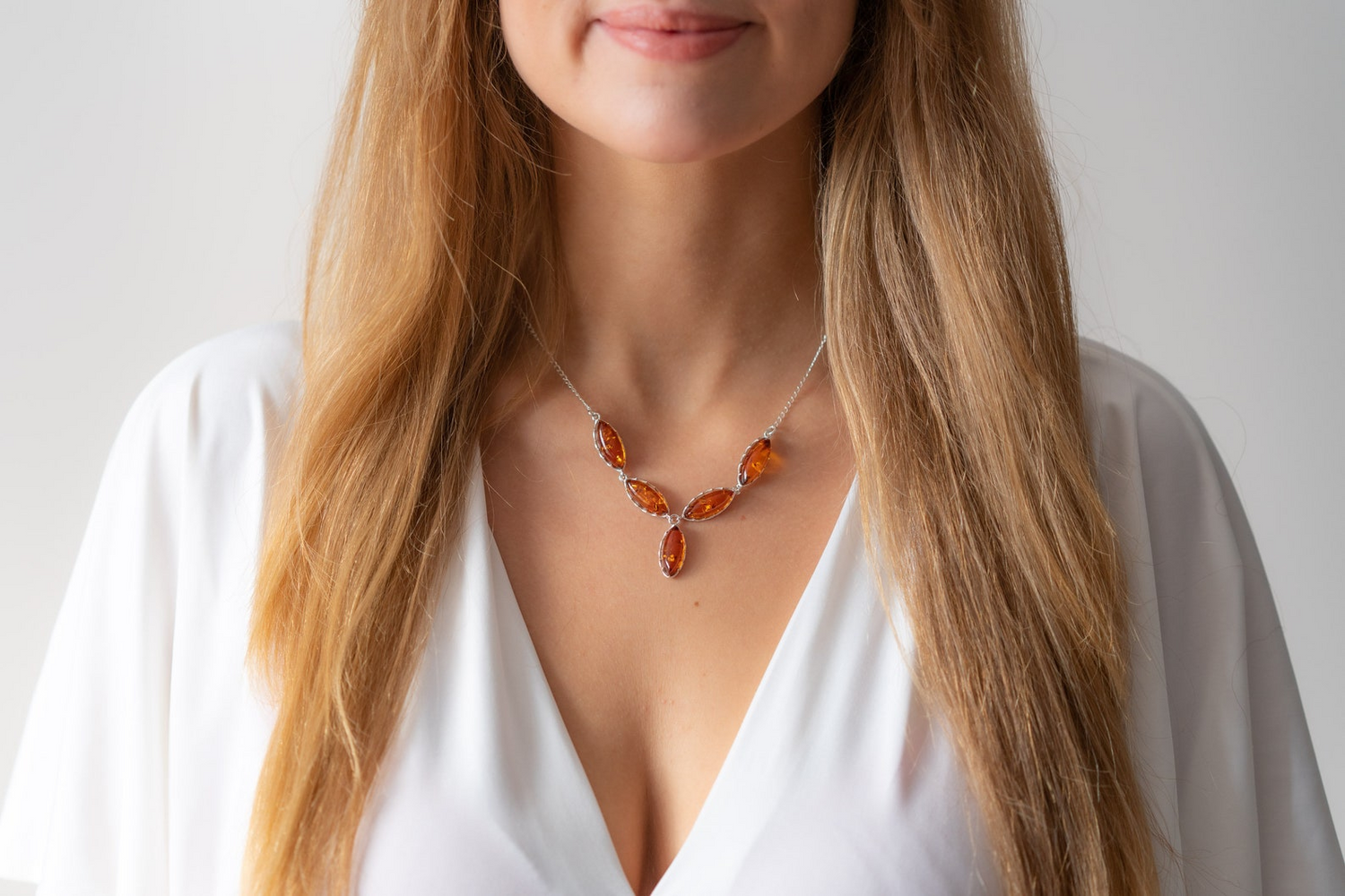 Collar moderno en forma de Y con ámbar báltico