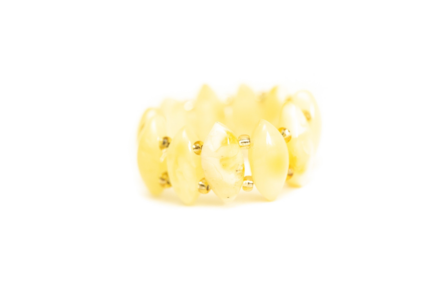 Anillo elástico de cuentas amarillas de caramelo