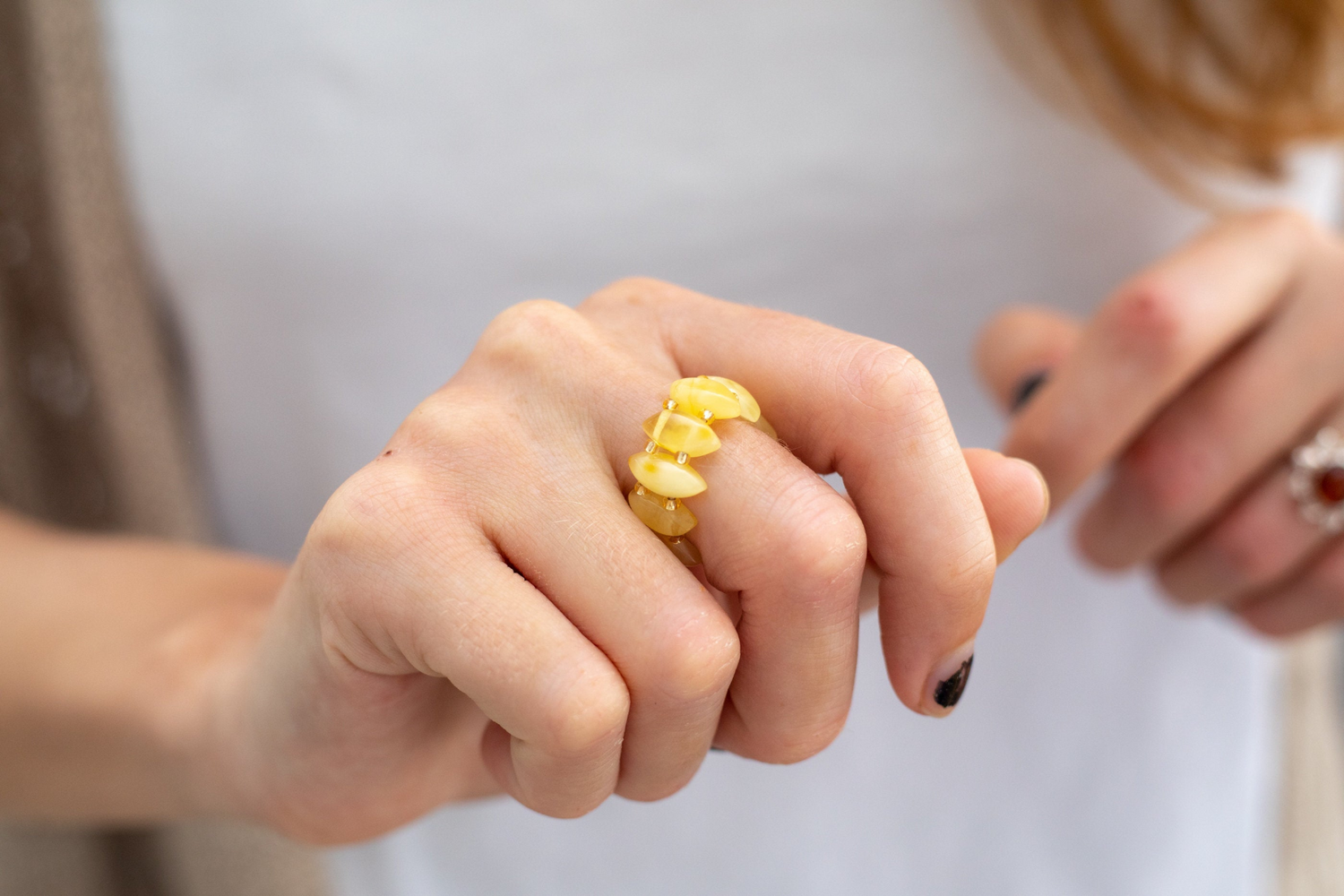 Anillo elástico de cuentas amarillas de caramelo