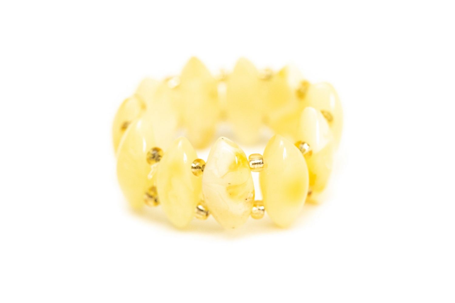 Anillo elástico de cuentas amarillas de caramelo