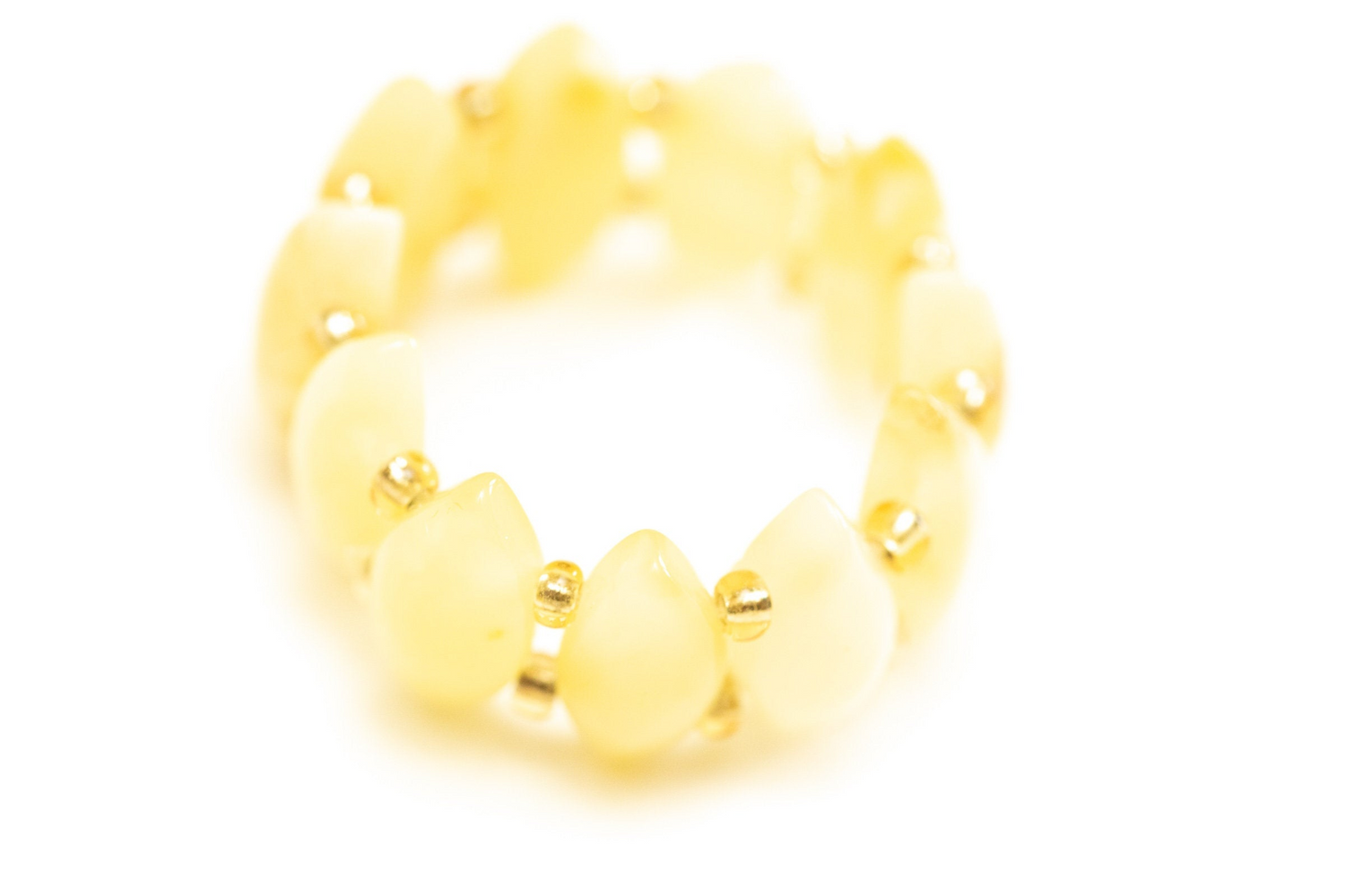 Anillo elástico de cuentas amarillas de caramelo