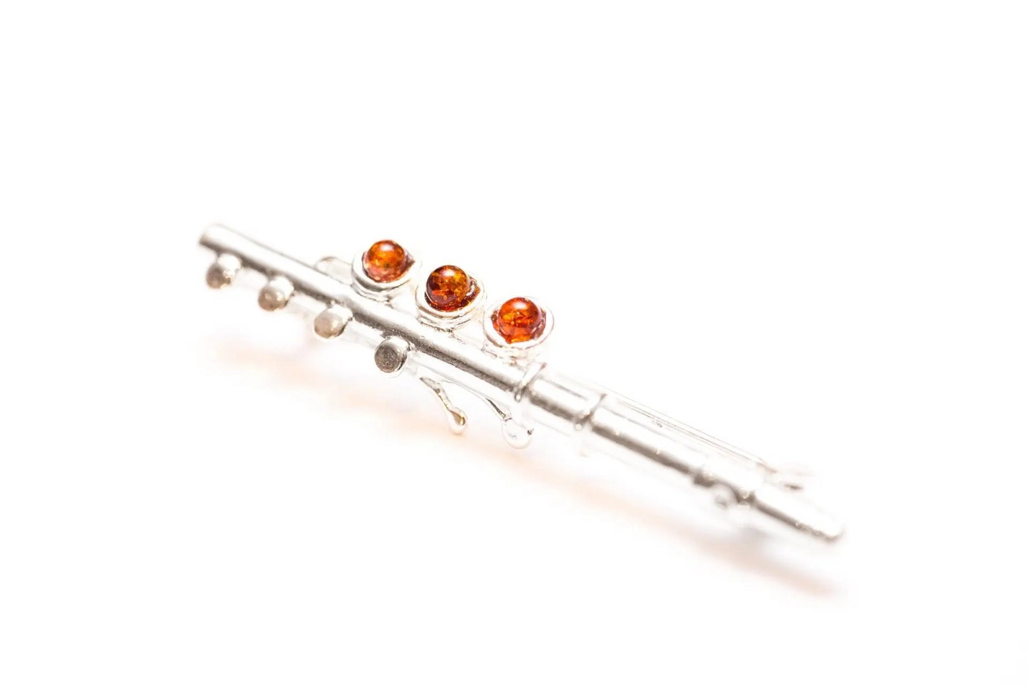Broche de flauta de ámbar y plata