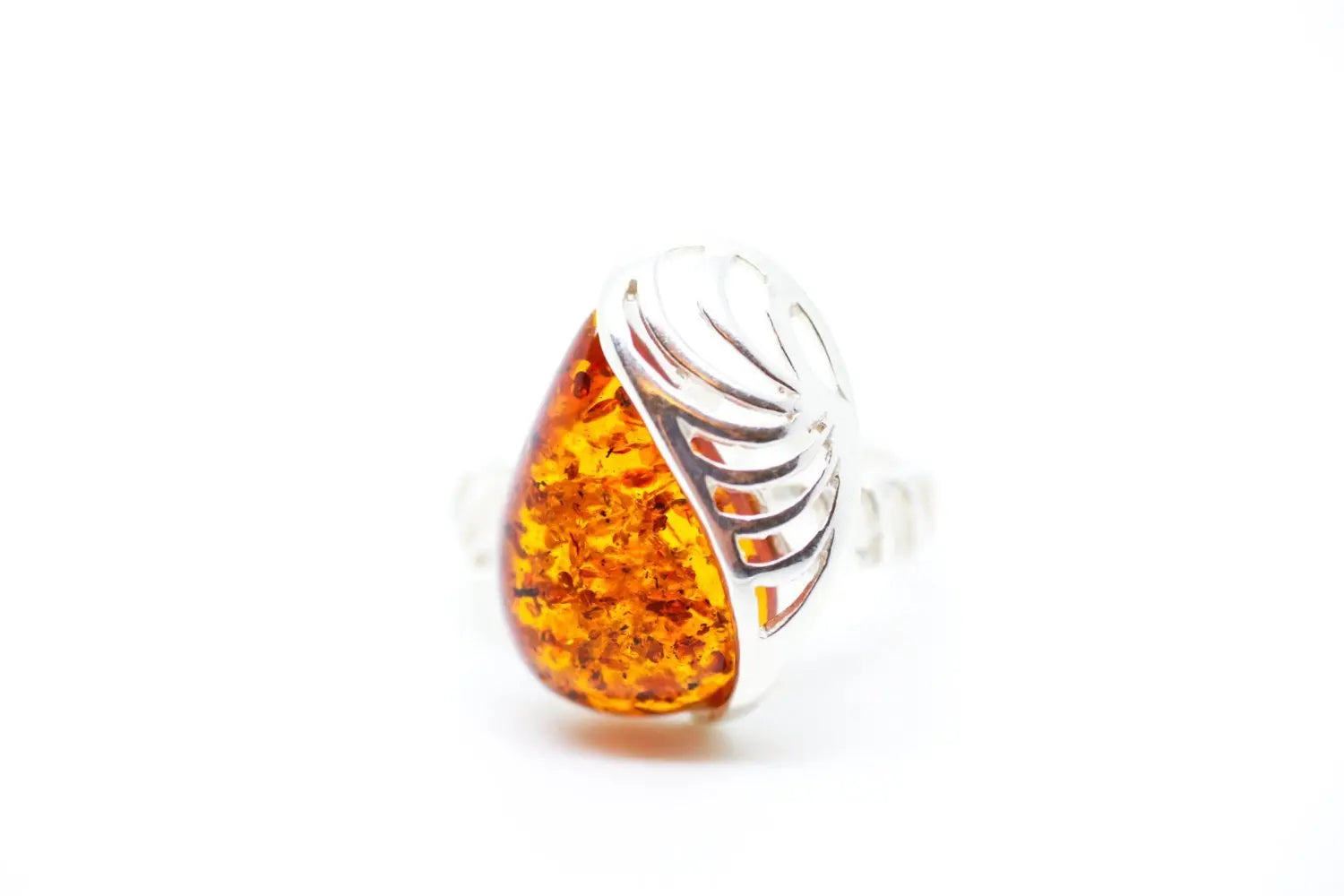 Anillo de ámbar con marco de concha