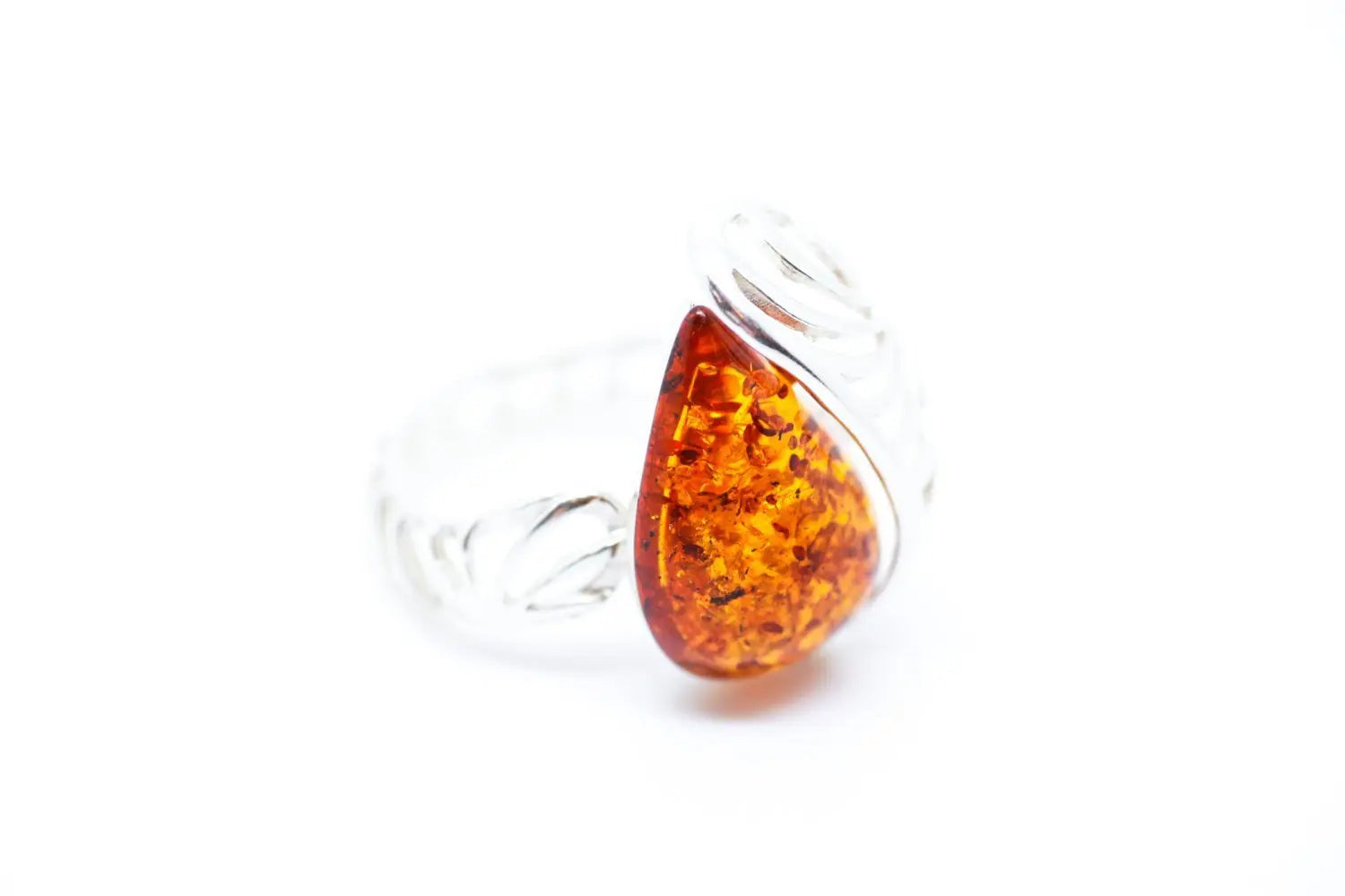 Anillo de ámbar con marco de concha