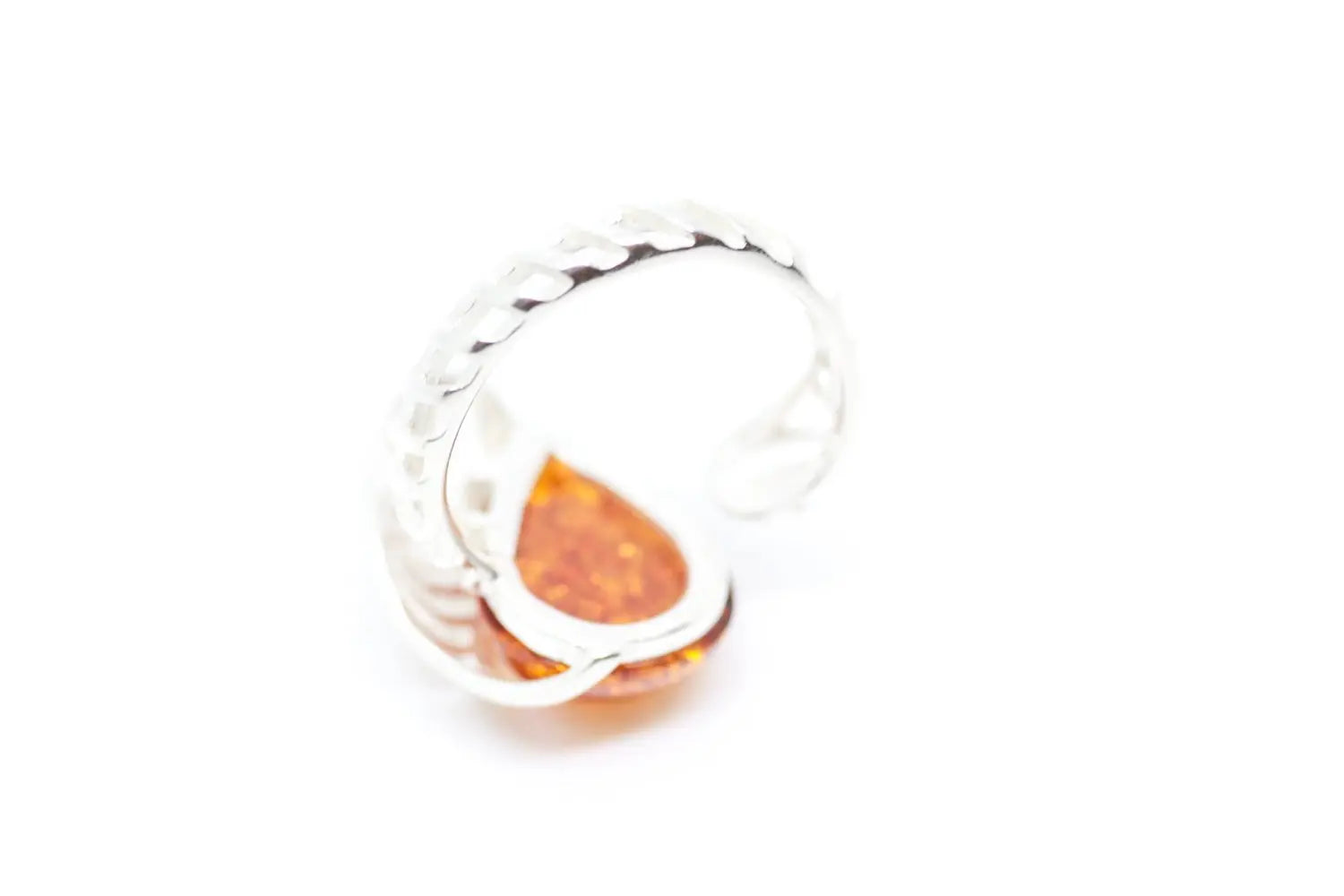Anillo de ámbar con marco de concha