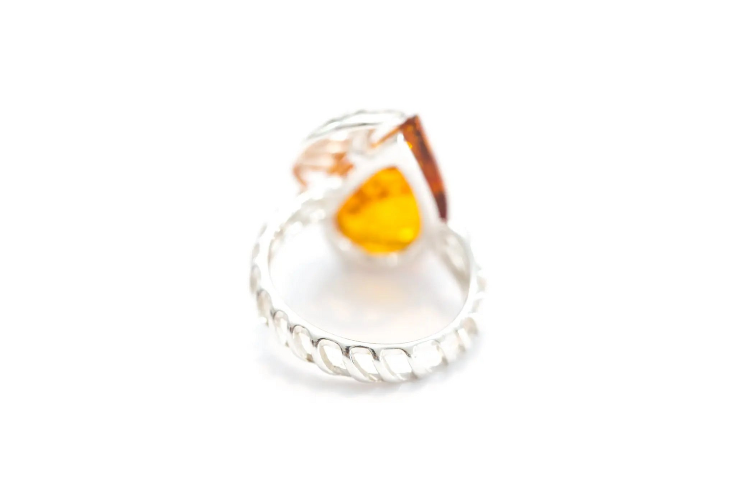 Anillo de ámbar con marco de concha