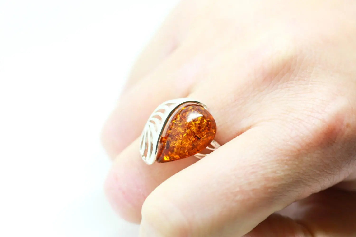 Anillo de ámbar con marco de concha