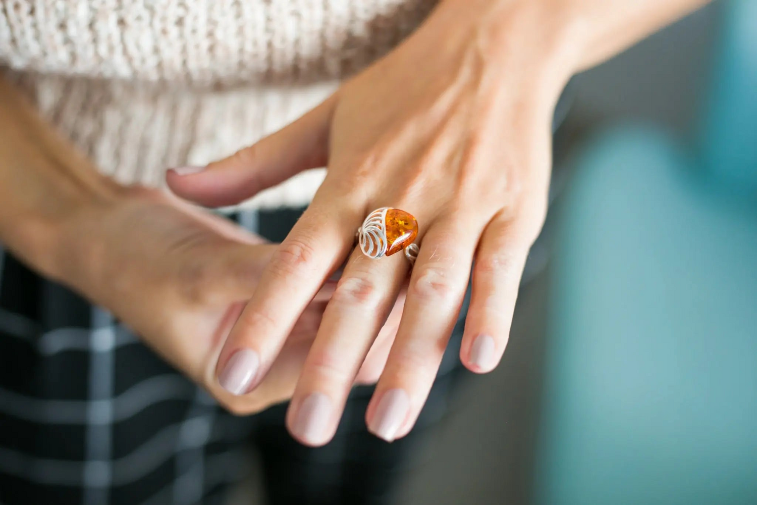 Anillo de ámbar con marco de concha