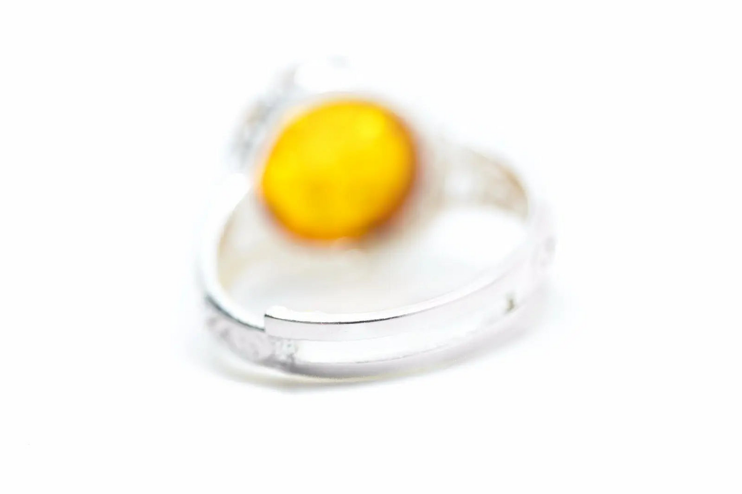 Anillo de ámbar con corona de princesa