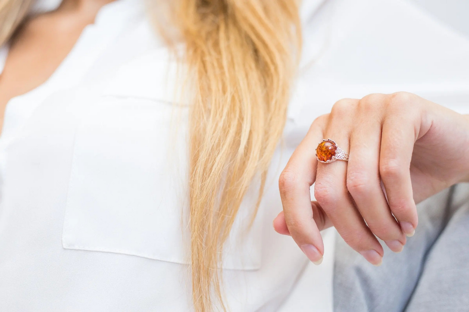 Anillo de ámbar con corona de princesa