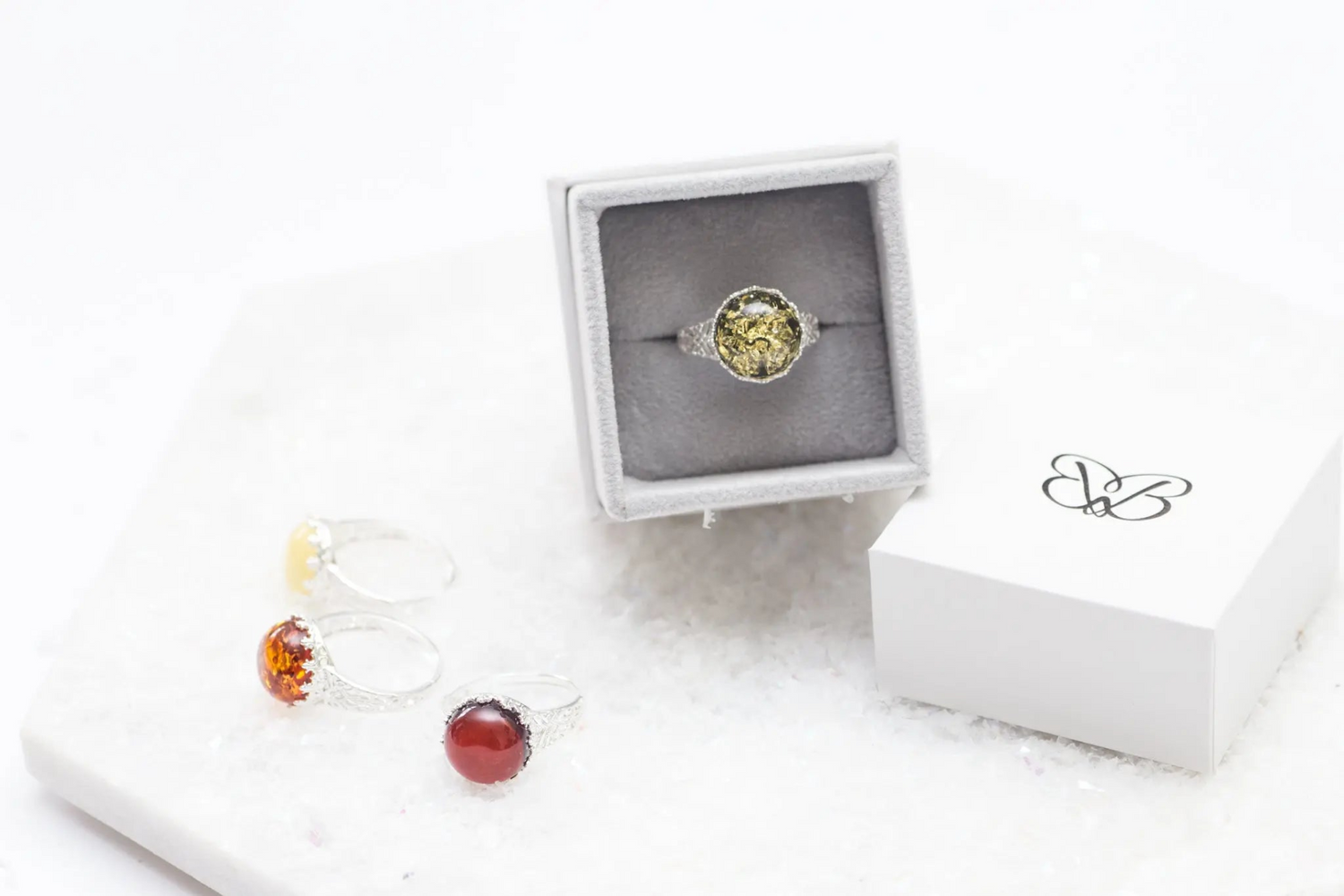 Anillo de ámbar con corona de princesa