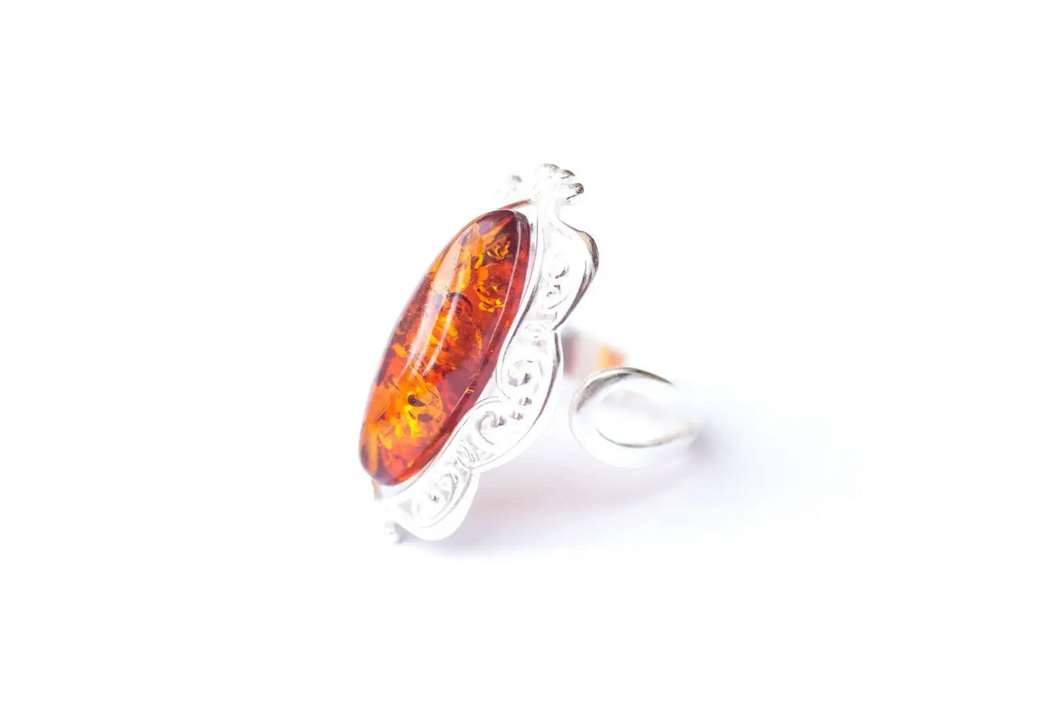 Anillo decorativo victoriano de ámbar báltico