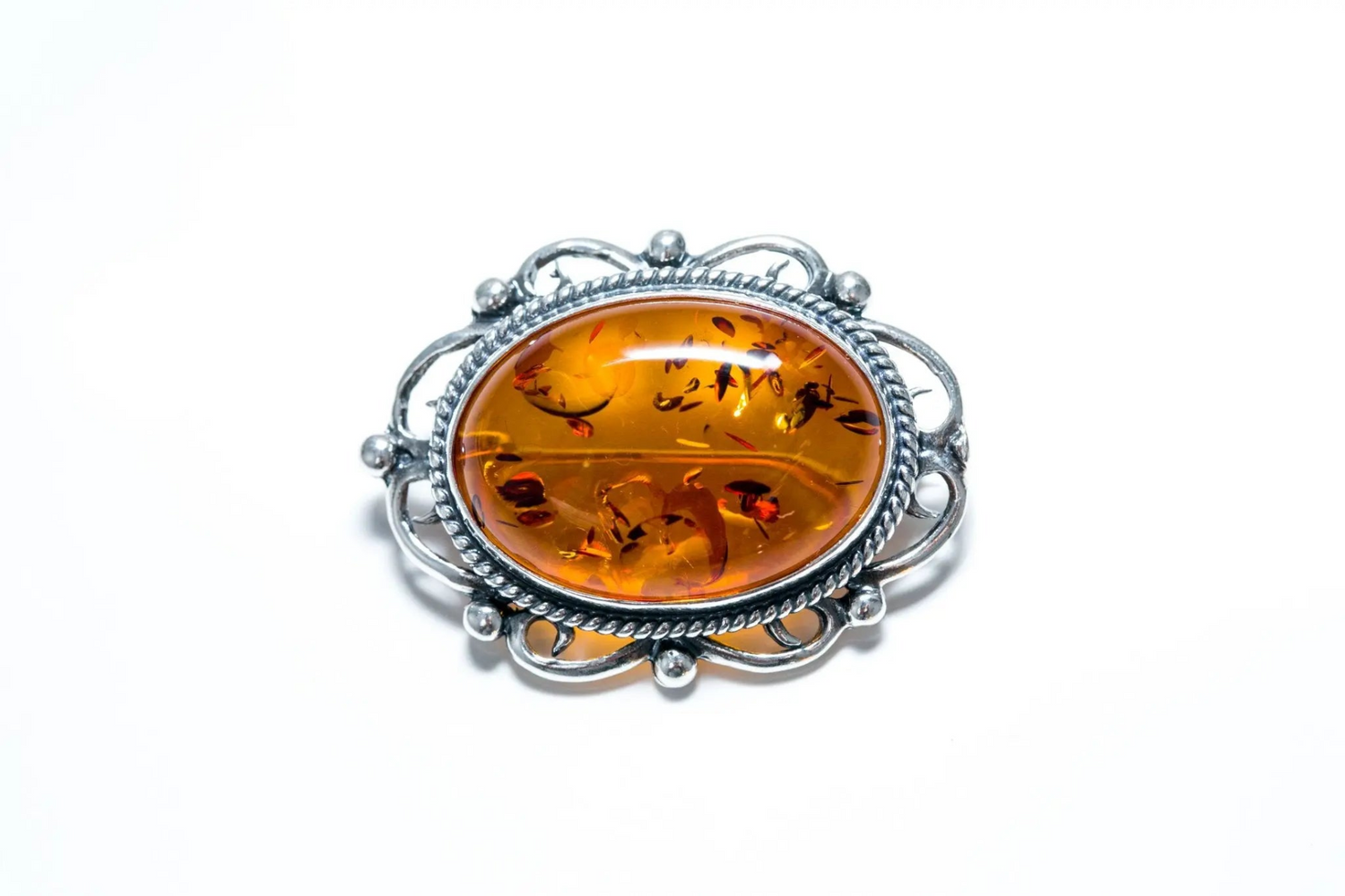 Broche de ámbar con marco clásico ovalado