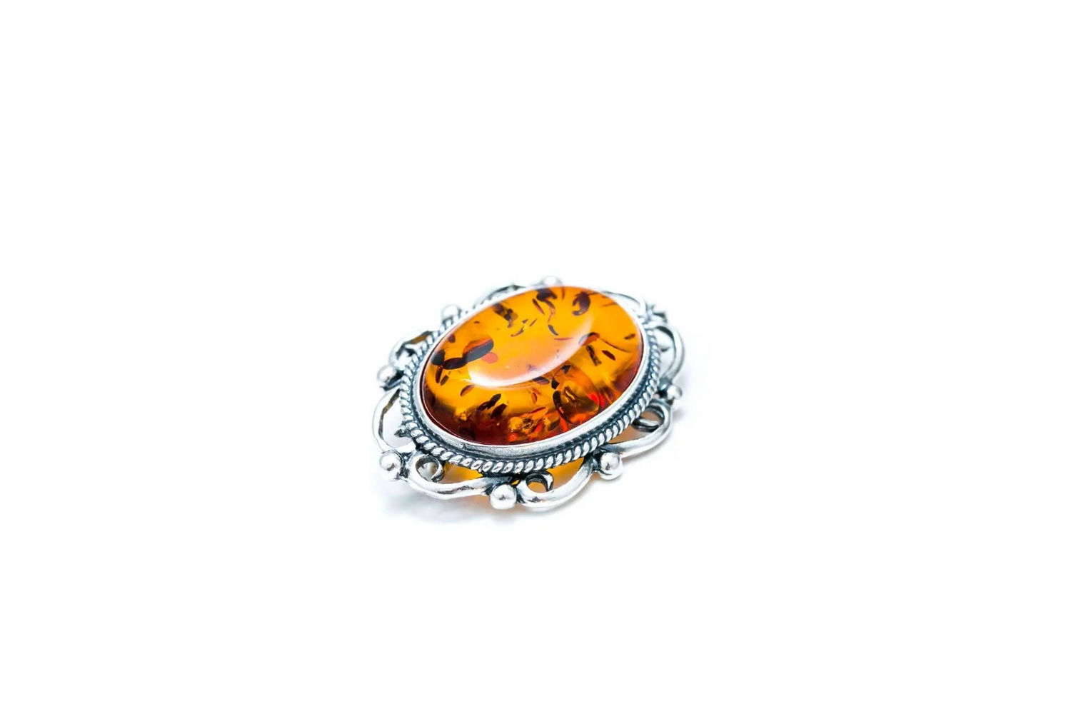 Broche de ámbar con marco clásico ovalado