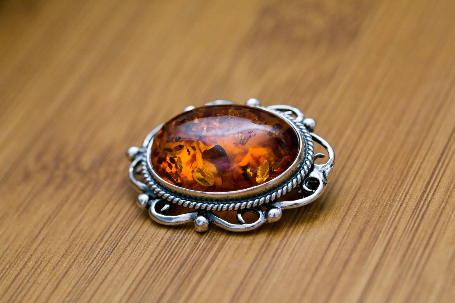 Broche de ámbar con marco clásico ovalado