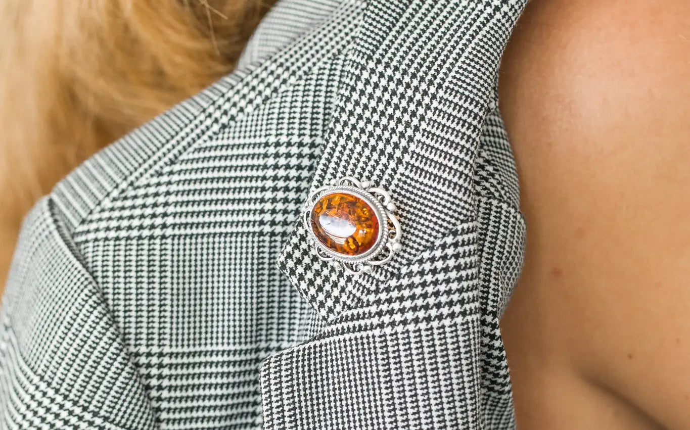 Broche de ámbar con marco clásico ovalado