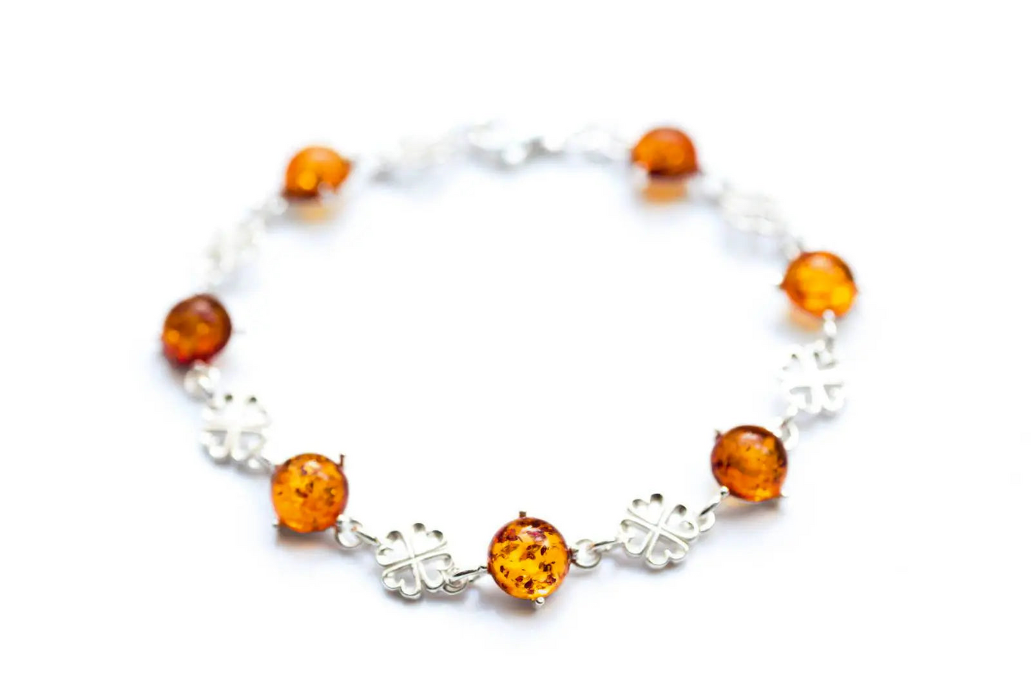 Pulsera de ámbar con corazón minimalista