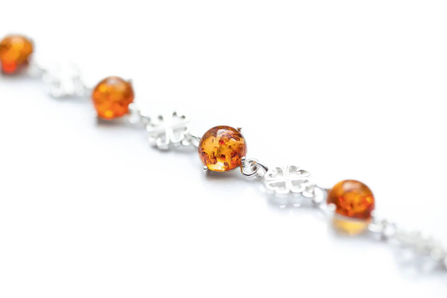 Pulsera de ámbar con corazón minimalista