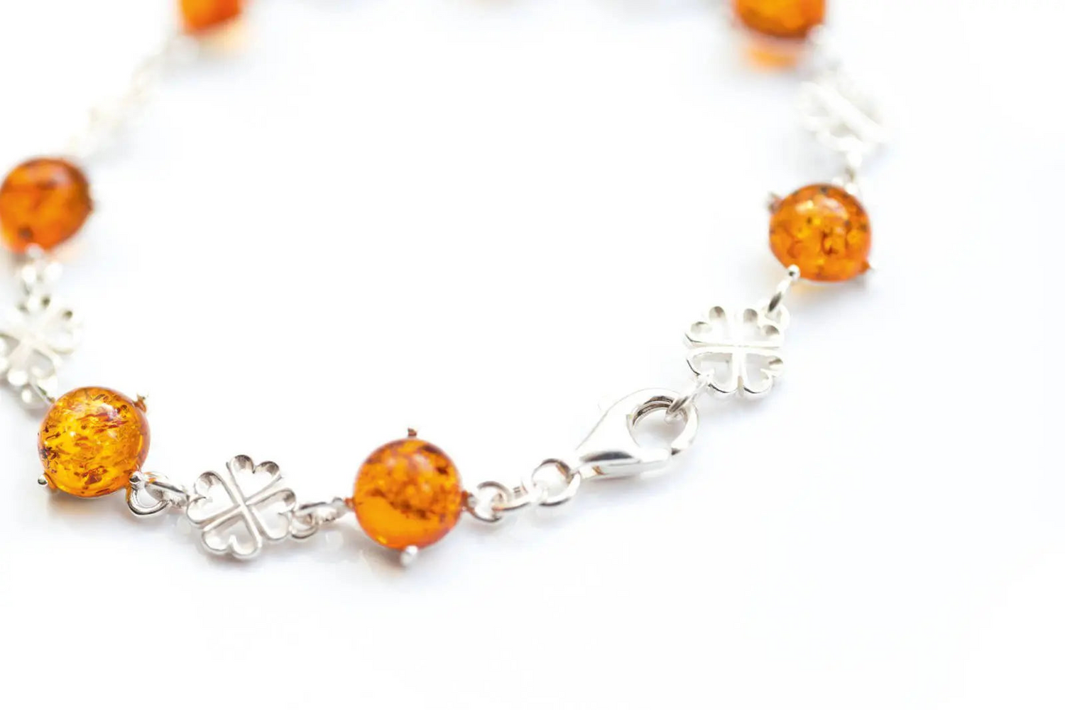 Pulsera de ámbar con corazón minimalista