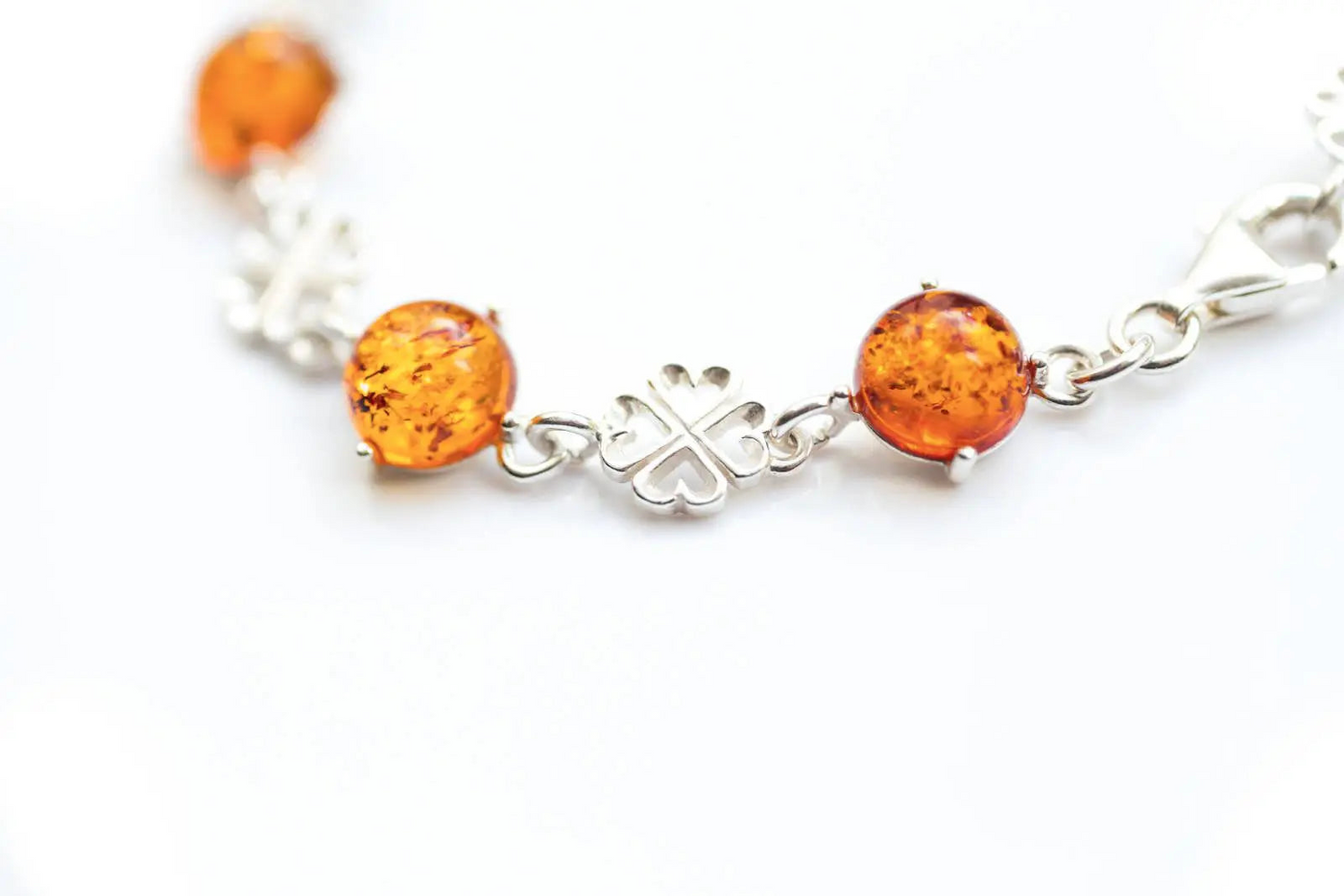 Pulsera de ámbar con corazón minimalista