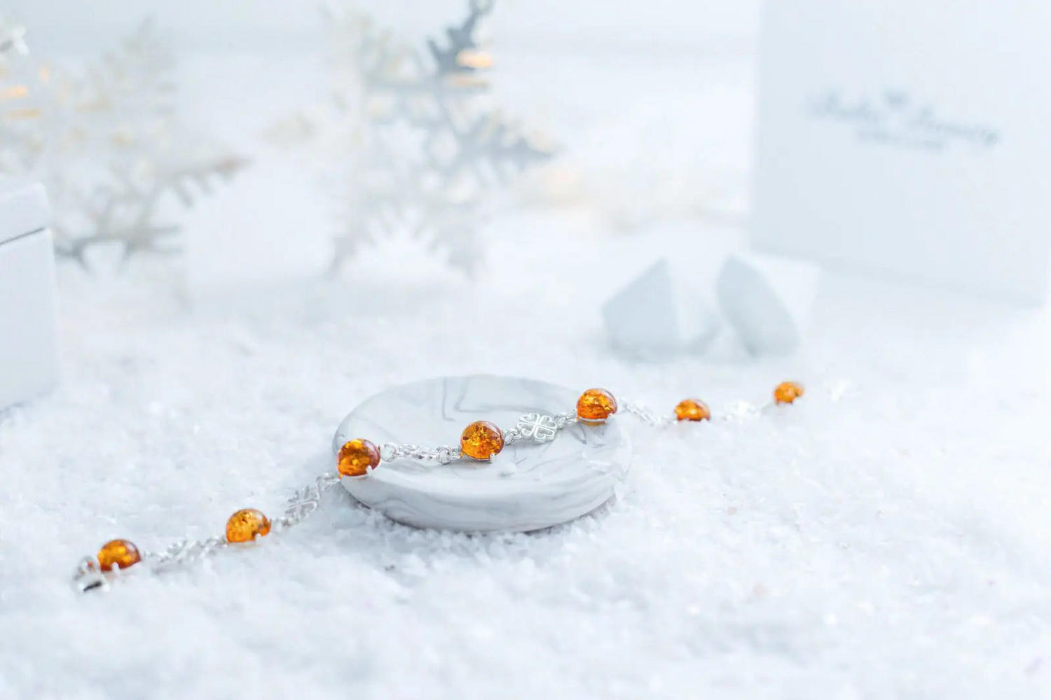 Pulsera de ámbar con corazón minimalista