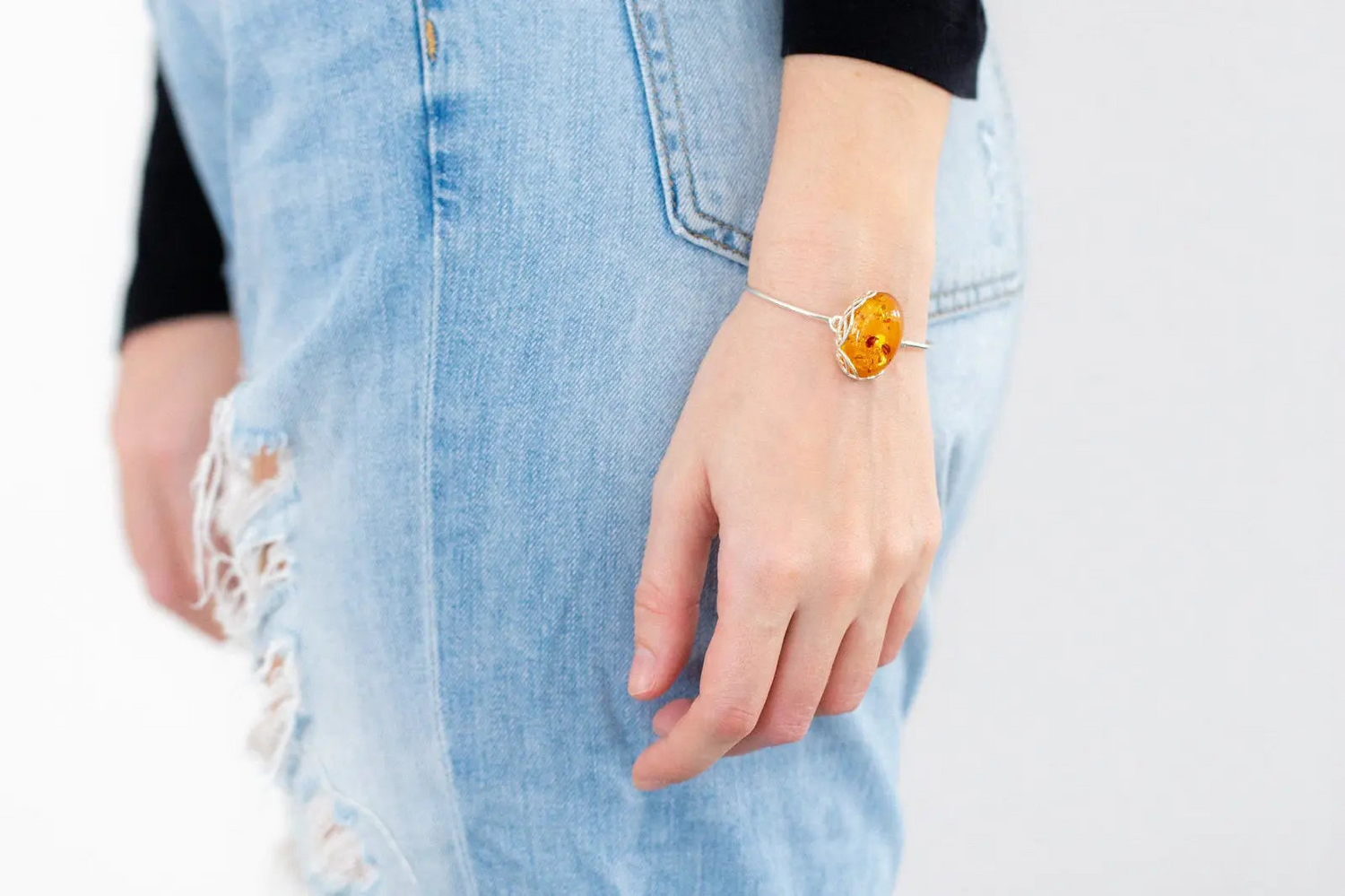 Brazalete fijo moderno de ámbar báltico
