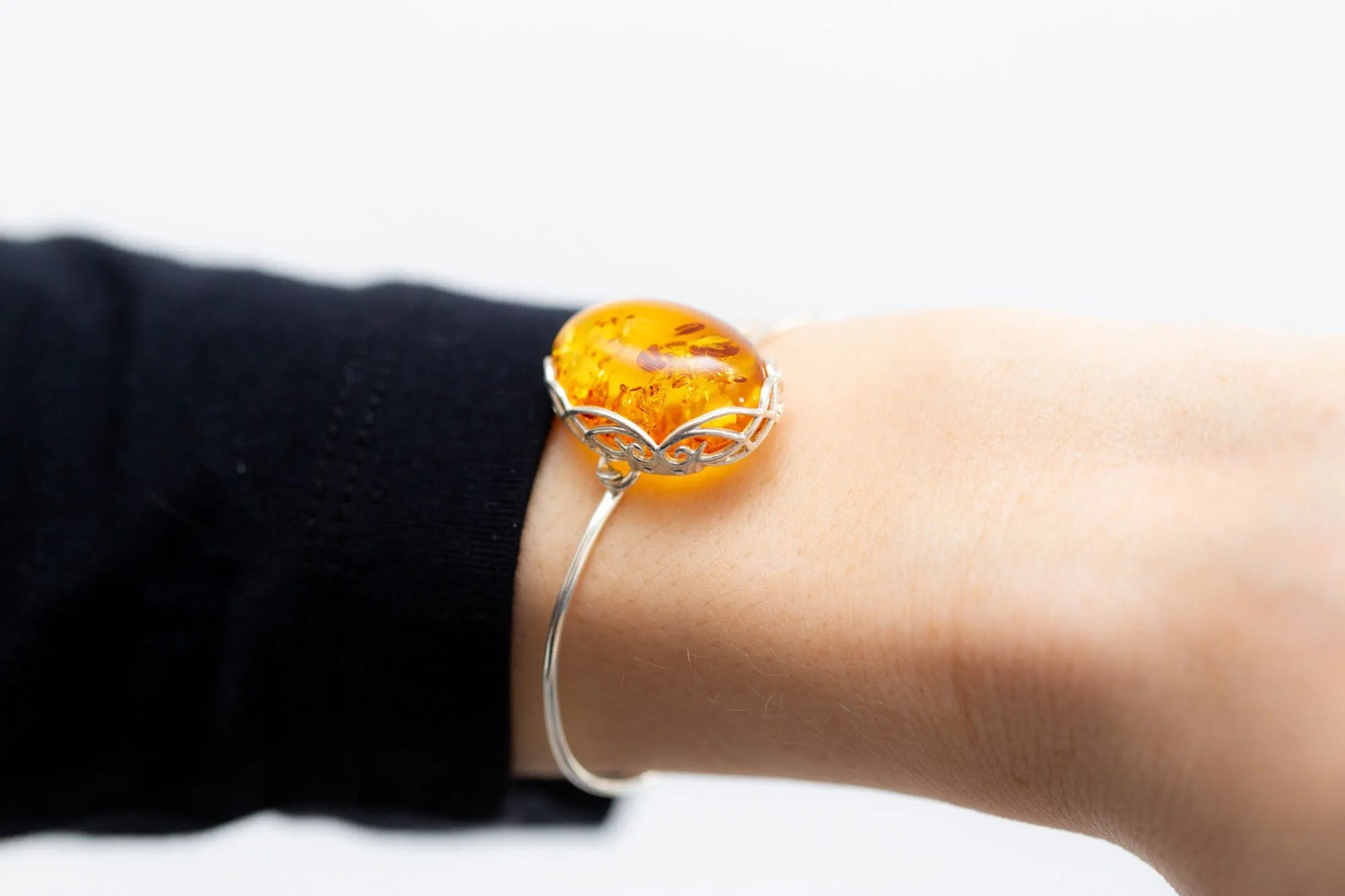 Brazalete fijo moderno de ámbar báltico