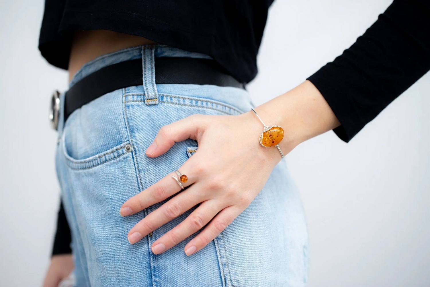 Brazalete fijo moderno de ámbar báltico